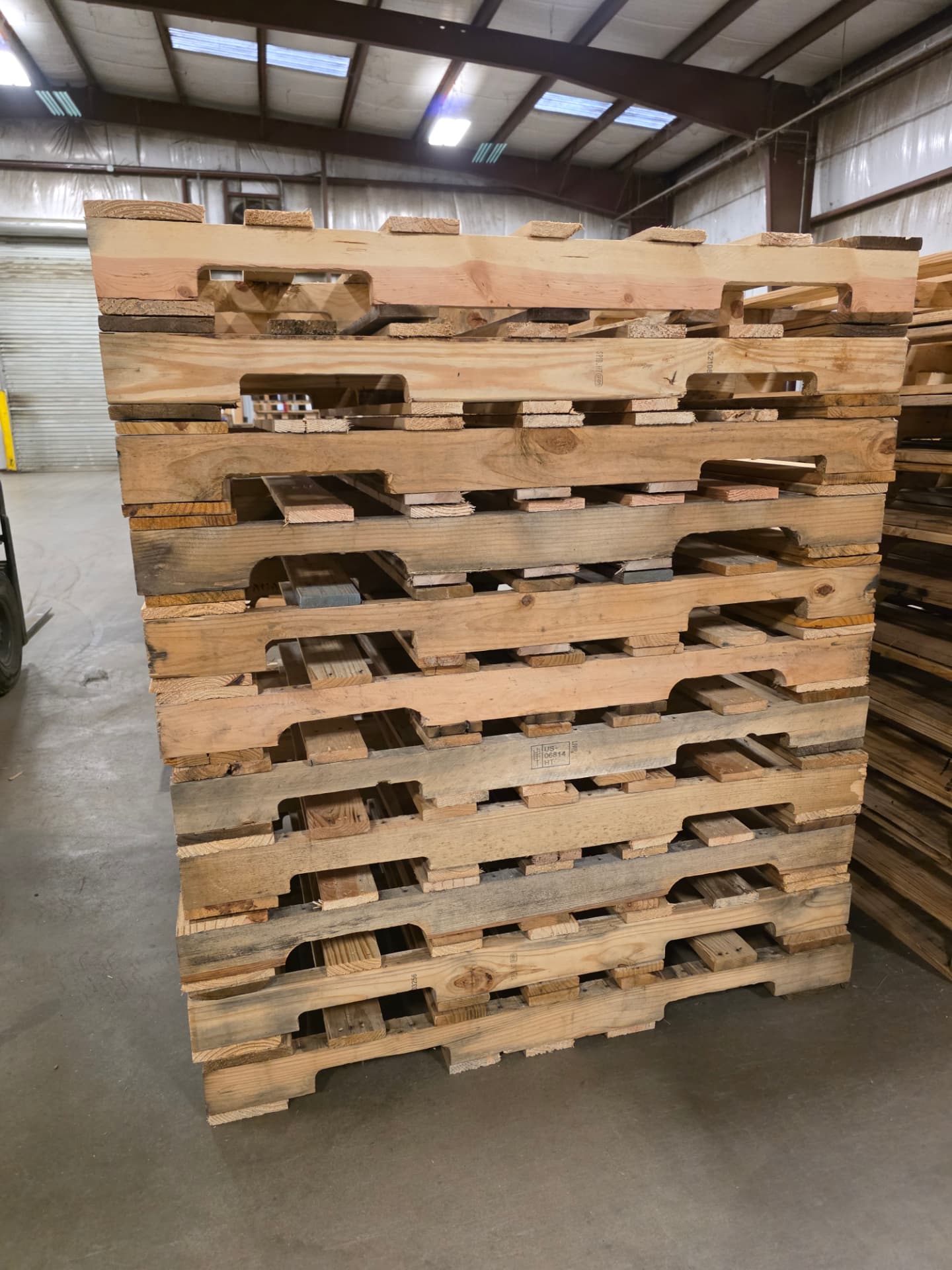 Used pallets sorted for repair and material recovery